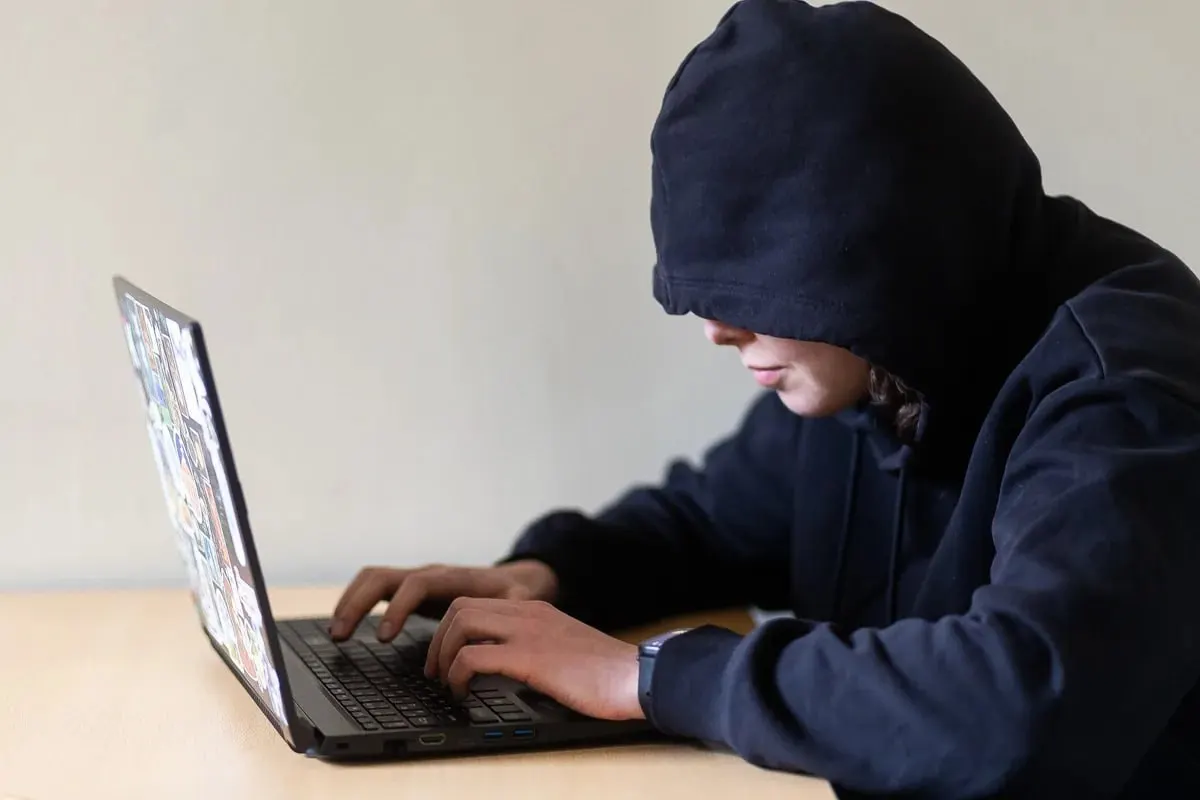 Законопроект предлагает через суд запрещать преследователям приближаться к жертве, приходить в места её повседневной жизни и выходить с ней на связь; документ направлен в правительство, возможная дата вступления — 1 января 2027 года.