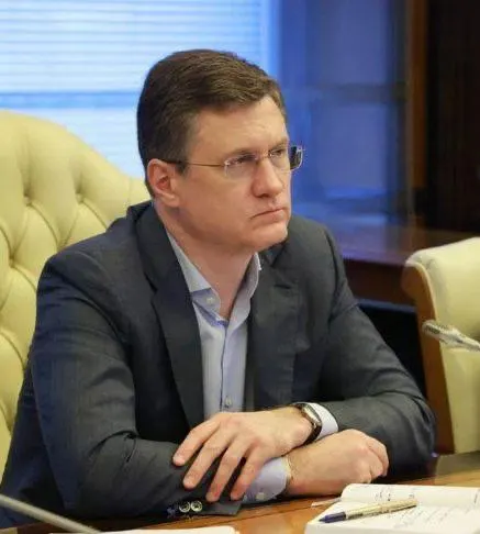 Александр Новак провёл совещание 7 июля и поручил ежедневный мониторинг запасов и координацию действий регионов и компаний, чтобы не допустить локальных перебоев в поставках топлива.