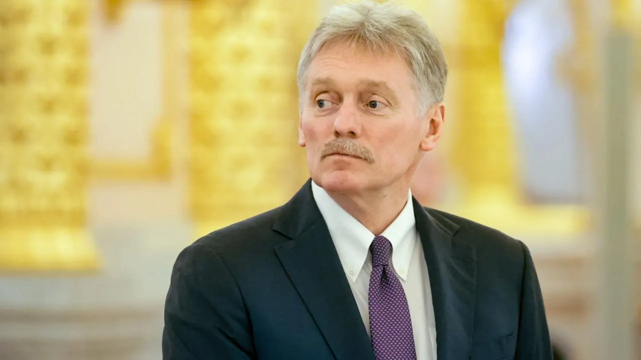 Пресс‑секретарь президента заявил, что вовлечение западных стран превратило СВО в открытую войну. Удары по гражданской и энергетической инфраструктуре он назвал террористическими; при этом Россия остаётся открытой к переговорам и рассчитывает на посредничество США.