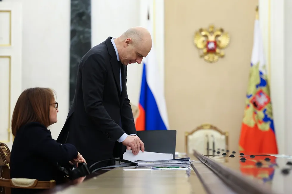 Госдума дала Минфину возможность оперативно увеличивать расходы и наращивать госдолг без внесения изменений в закон о бюджете и без повторного согласования с парламентом. Это подрывает бюджетную дисциплину, повышает неопределённость для бизнеса и увеличивает риски долговой и инфляционной нагрузки на экономику.