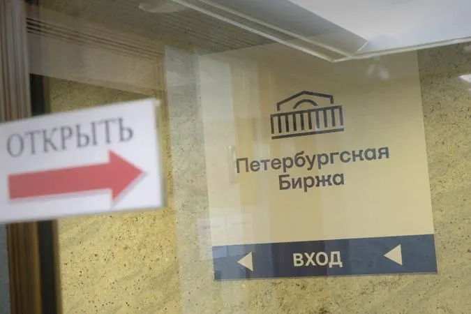 С 21 июля биржа запретит покупку топлива с целью последующей перепродажи посредникам: бензин можно будет закупать только для собственных нужд или для заранее указанного конечного потребителя. За нарушениями будут следить — возможны блокировки доступа к площадке.