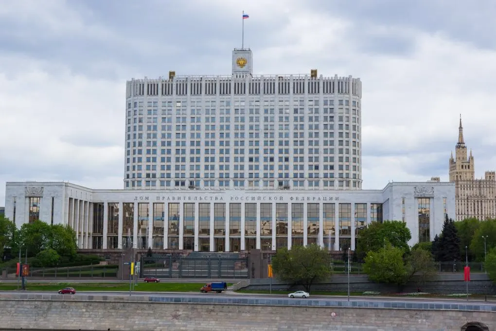 Законопроект расширяет перечень статей УК, при судимости или обвинении по которым людям разрешат заключать контракты с Минобороны в период мобилизации, военного положения или войны; ряд тяжких преступлений и организаторы преступных сообществ останутся под запретом.