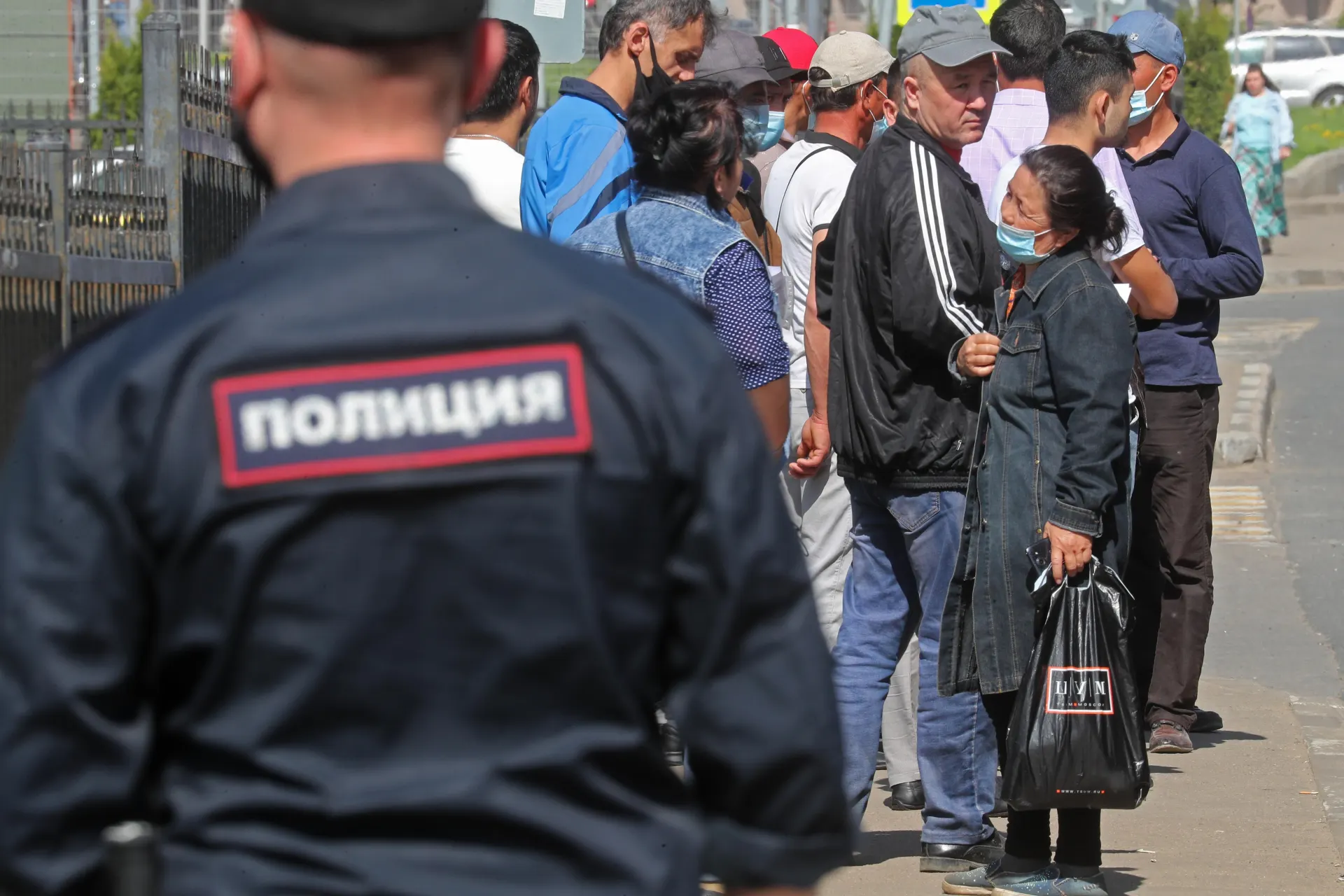 Правительство подготовило поправки к законопроекту о выдворении иностранцев: в перечень оснований предлагают включить дискриминацию и неповиновение пограничникам. Поправки одобрили в правительстве и направят на второе чтение в Госдуме.