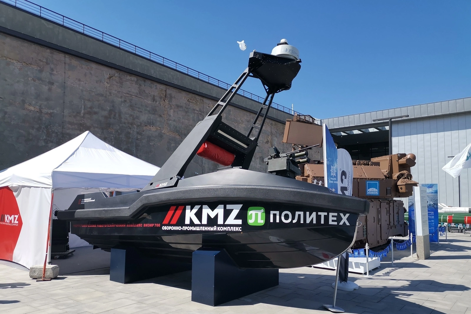 За годы войны у России появилось несколько проектов безэкипажных катеров, но массового и эффективного их применения пока не видно. В статье — история разработок, основные модели и причины отставания от украинского опыта.