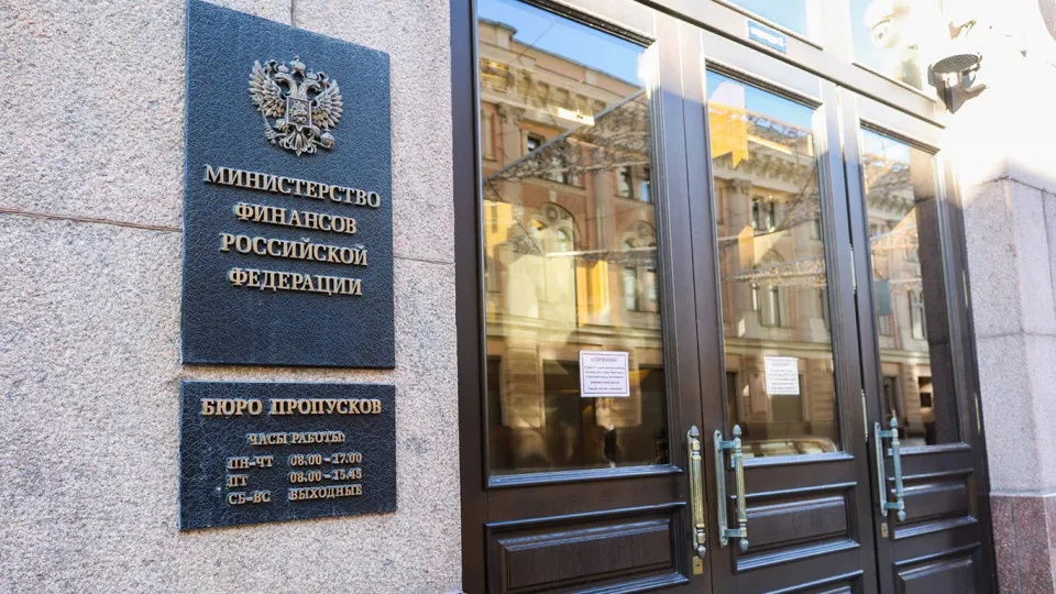По оценке экспертов ЦМАКП, после 2022 года в России усилилось финансирование бюджета за счёт госдолга: его объём вырос на 68%, а расходы на обслуживание долгов уже стали одной из крупнейших статей бюджета.