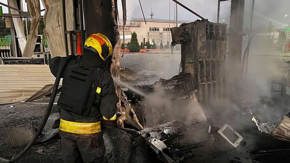 Ночной налёт беспилотников повредил пять автозаправок в Днепропетровской области: одна женщина погибла, трое ранены. Атака произошла на фоне резкого дефицита топлива в России — падение производства, ограничения продаж и экстренный импорт.