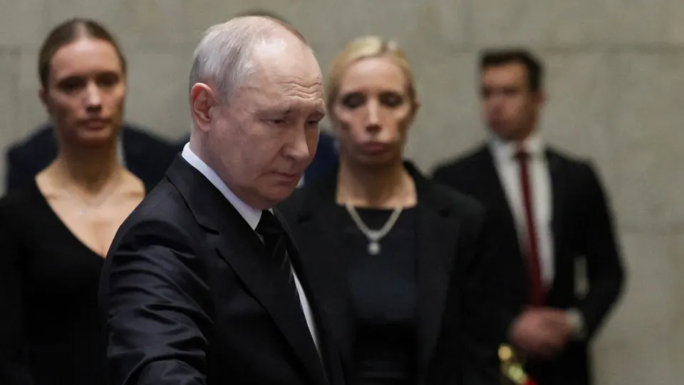 По информации от источников, несмотря на призывы к прекращению огня и предупреждения о экономических проблемах, в Кремле рассматривают сценарий наращивания военных действий с целью полного контроля над Донбассом; это может потребовать новой массовой мобилизации и привести к ударам по ключевой инфраструктуре и эскалации напряжённости с НАТО.