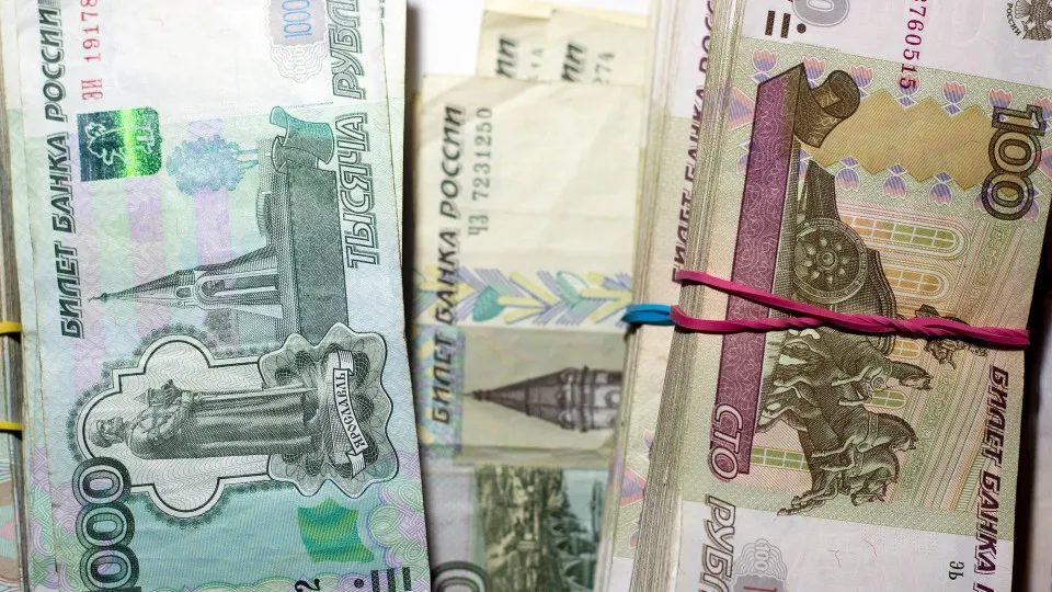 С 1 по 16 июля объем наличных в обращении вырос на 513 млрд рублей. Банки активнее снимают депозиты, увеличивают заимствования у Центробанка — экономисты предупреждают о нарастании рисков для стабильности банковской системы.