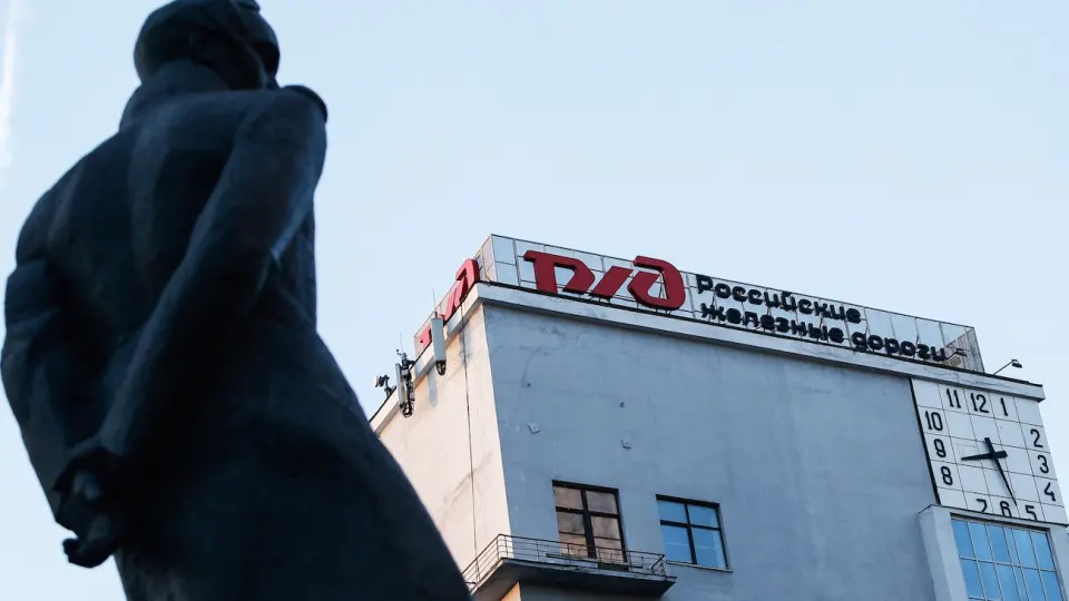 Правительство решило досрочно провести индексацию тарифов РЖД, чтобы поддержать монополию с крупным долгом. После октябрьского повышения накопленный рост тарифов с начала войны достигнет около 56%. Компания готовится к сокращениям и набору нового долга.