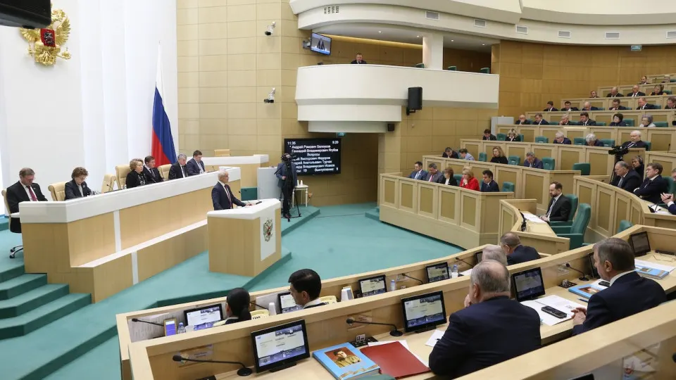 Новый закон позволяет Минюсту вести список «уклоняющихся» за рубежом россиян и вводит широкий набор ограничений — от блокировки счетов и отказа в электронных госуслугах до запрета на выдачу новых загранпаспортов.