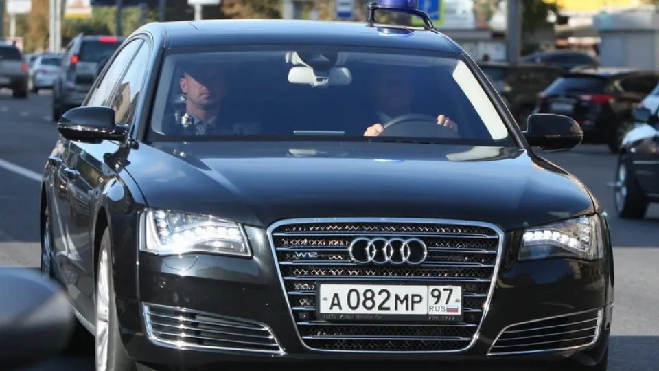 Из‑за дефицита топлива в нескольких регионах автозаправки стали отдавать бензин в первую очередь спецтранспорту и чиновникам; во многих субъектах введены лимиты, а переработка нефти опустилась до минимального уровня за десятилетия.