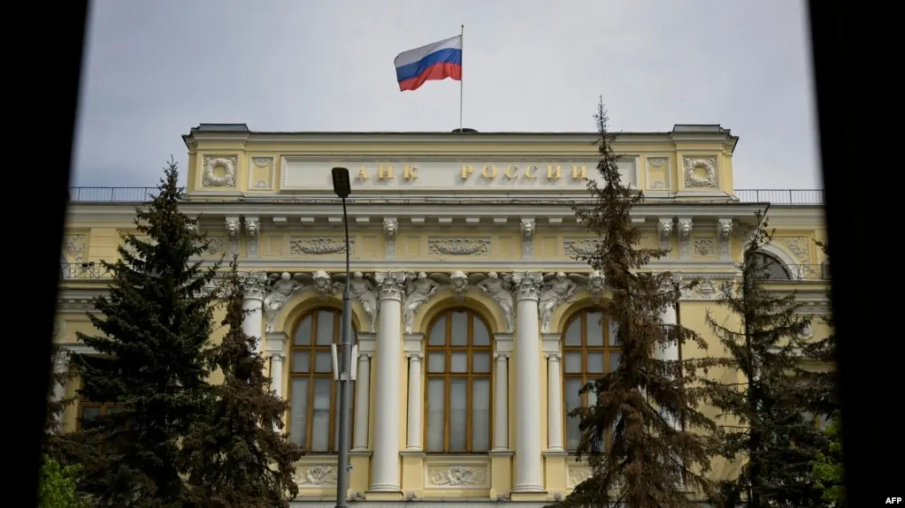 ЦБ расширил список криптовалют, доступных на биржевом рынке, ввёл лимиты для неквалифицированных инвесторов и сообщил о начале действия закона о цифровых валютах в 2026 году.