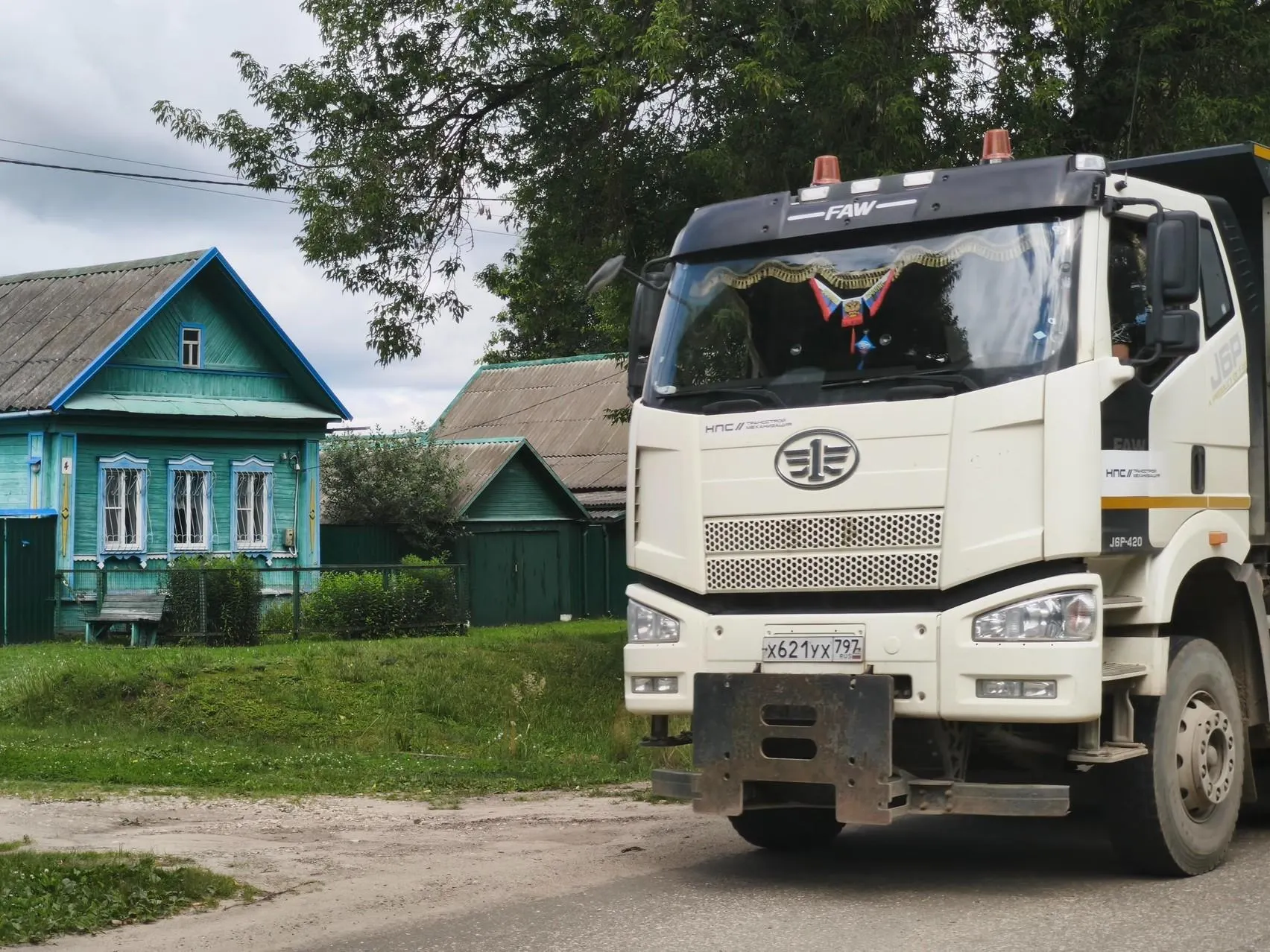 Жители населённых пунктов вдоль будущей скоростной магистрали сталкиваются с выкупом домов, шумом и движением грузовиков, а поезда становятся частью их повседневной жизни.