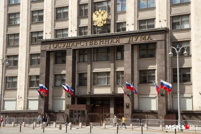 Губернатор Кузбасса Илья Середюк, включённый в федеральный список кандидатов, сообщил о доходах свыше 10 млн рублей за прошлый год и владении двумя квартирами в Калининградской области; также проанализирован багаж кузбасских кандидатов на предстоящие выборы.