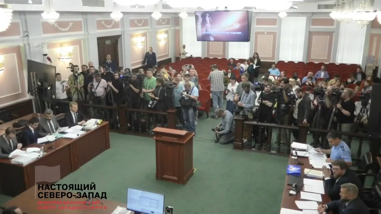 Иск подан партией «Родина»; обвинения варьируются от авторских прав до признаков экстремизма; судебное заседание прошло перед сотнями людей.