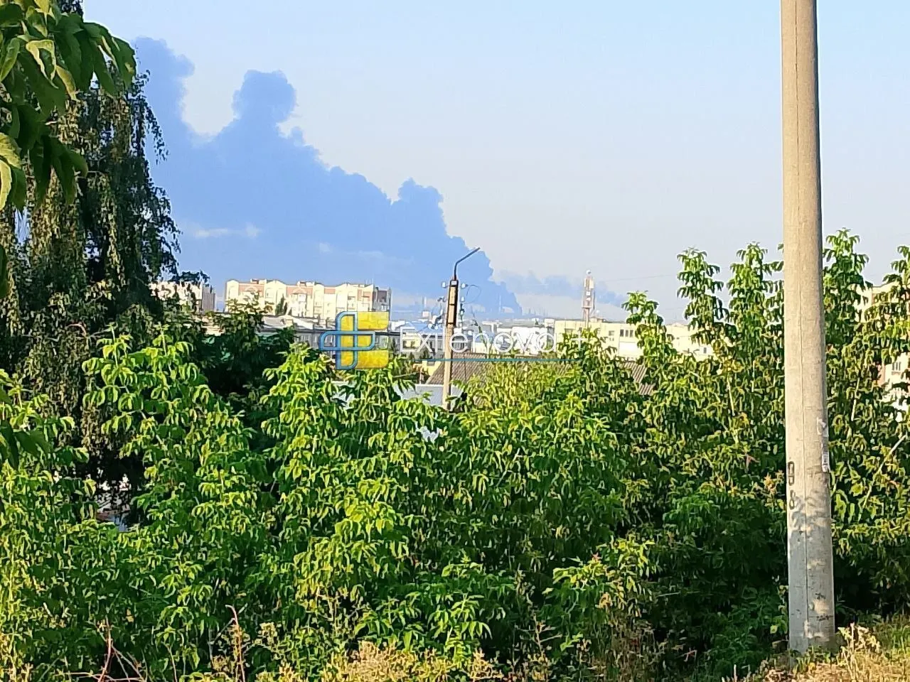 Пожары на нефтеперерабатывающих заводах после падения обломков беспилотников, пострадавшие, ограничения в авиации и режимы повышенной готовности в разных областях.