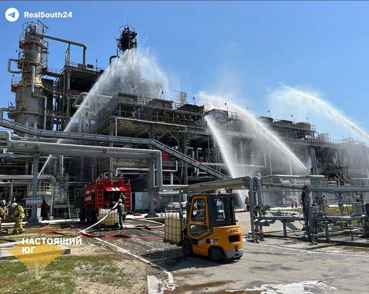 После атак на нефтеперерабатывающие заводы производство бензина упало, что привело к перебоям в поставках и росту цен на внутреннем рынке.