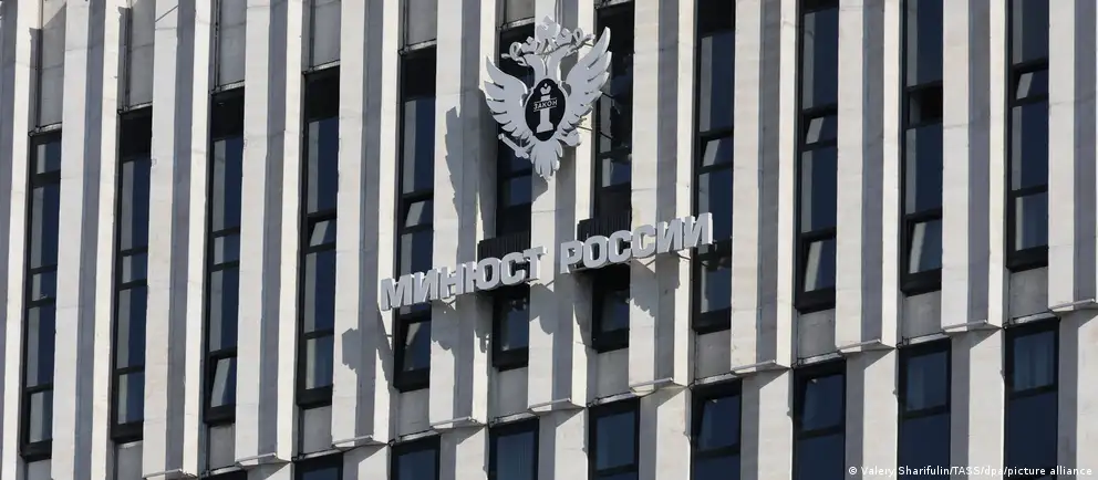 Правительство расширило перечень нежелательных организаций на шесть пунктов, включая Фонд защиты прав человека и Исследовательский центр Восточной Европы, а также антивоенные инициативы и другие структуры.
