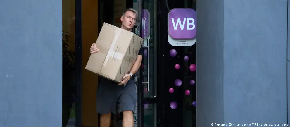Экономический ущерб для Wildberries и продавцов маркетплейса оценивают в сотни миллиардов рублей; власти обсуждают меры поддержки бизнеса.