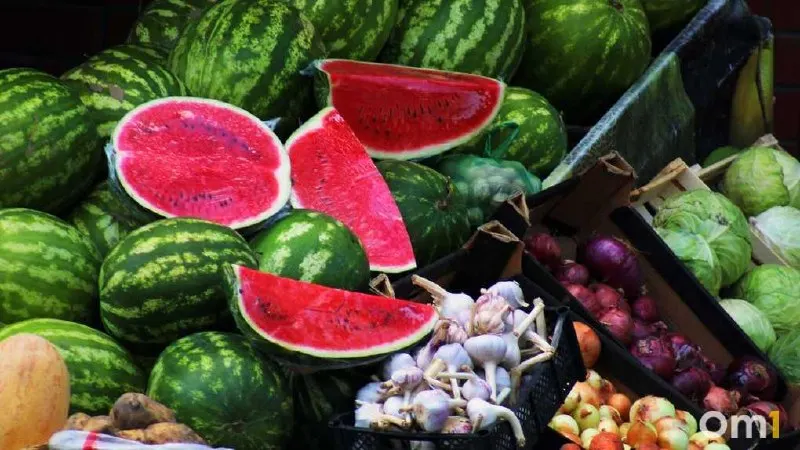Разрезанные арбузы и дыни представляют риск для здоровья: поврежденные участки быстро заражаются микроорганизмами. Покупайте их только в проверенных торговых точках.