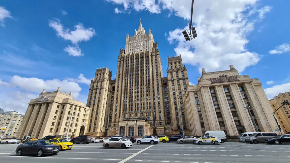 Замминистра иностранных дел заявил, что без устранения коренных причин кризиса невозможна длительная заморозка конфликта; Москва критикует западную политику и настаивает на дипломатическом пути решения.