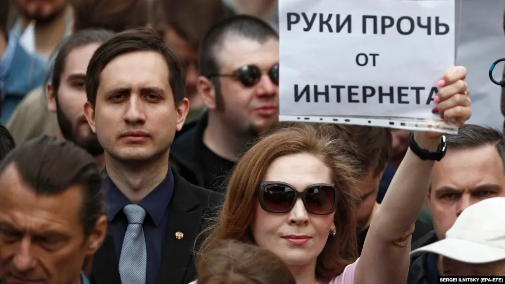 Регулятор ограничил доступ к IP‑адресам VPN‑провайдеров, что вызвало технические сбои у пользователей. Эксперты связывают меры с подготовкой выборов, а регулятор подчеркивает борьбу с обходом блокировок.