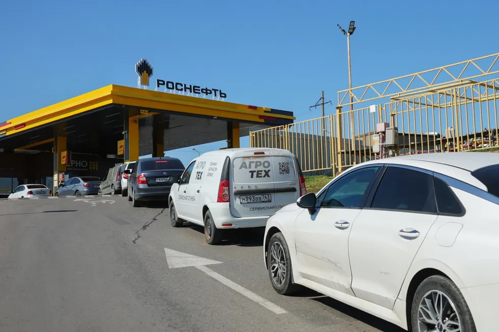 Цены на бензин растут в десятках регионов, введены лимиты на продажу топлива, ощущается дефицит; ситуация влияет на экономику и повседневную жизнь.