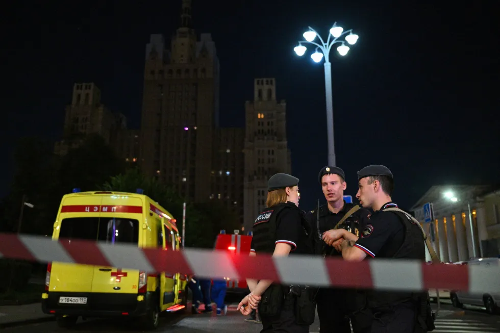 В московском итальянском ресторане произошел взрыв; по предварительным данным устройство было самодельным и привезено неизвестной женщиной. Несколько человек погибли и пострадали, расследование продолжается.