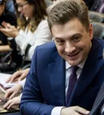Коммунист Георгий Камнев обратился к главе Минпромторга Антону Алиханову с призывом снизить стоимость автомобилей АвтоВАЗа на внутреннем рынке, указав на более низкие цены за границей.
