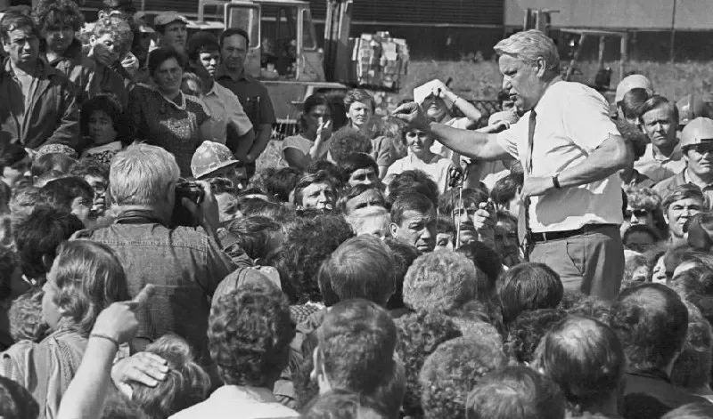 Исторический обзор волн суверенитетов в начале 1990-х: поездка Ельцина в Казань и последовавшие региональные декларации по всей стране.