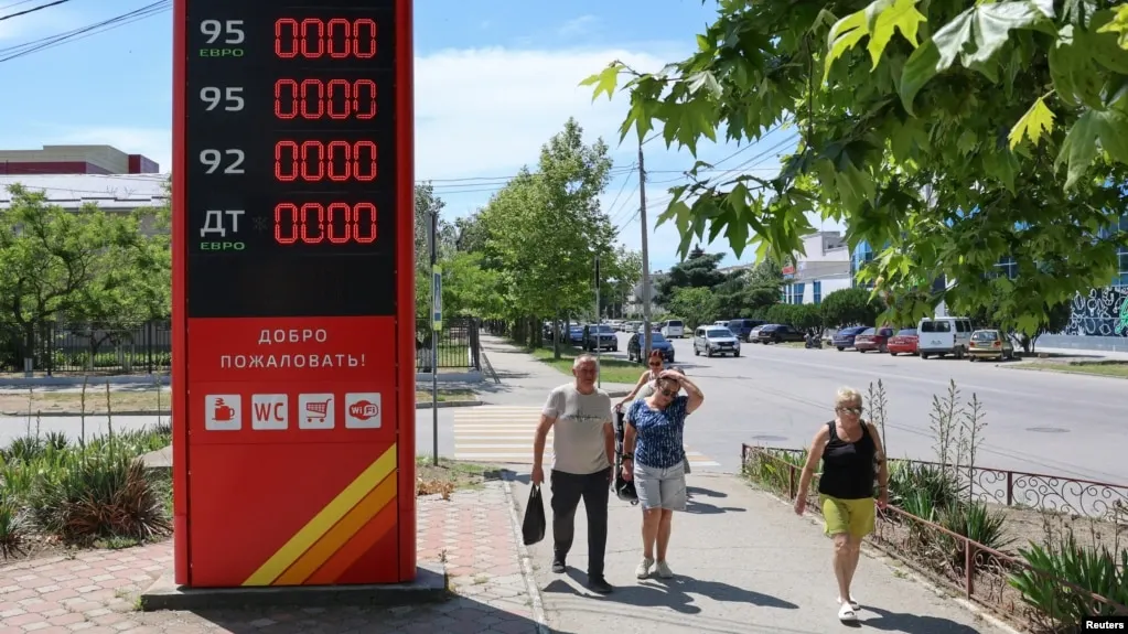 В Геленджике и окрестностях возник дефицит бензина: на курортном побережье очереди на заправках, власть опубликовала список работающих станций; проблемы с поставками связаны с атаками на энергетику.
