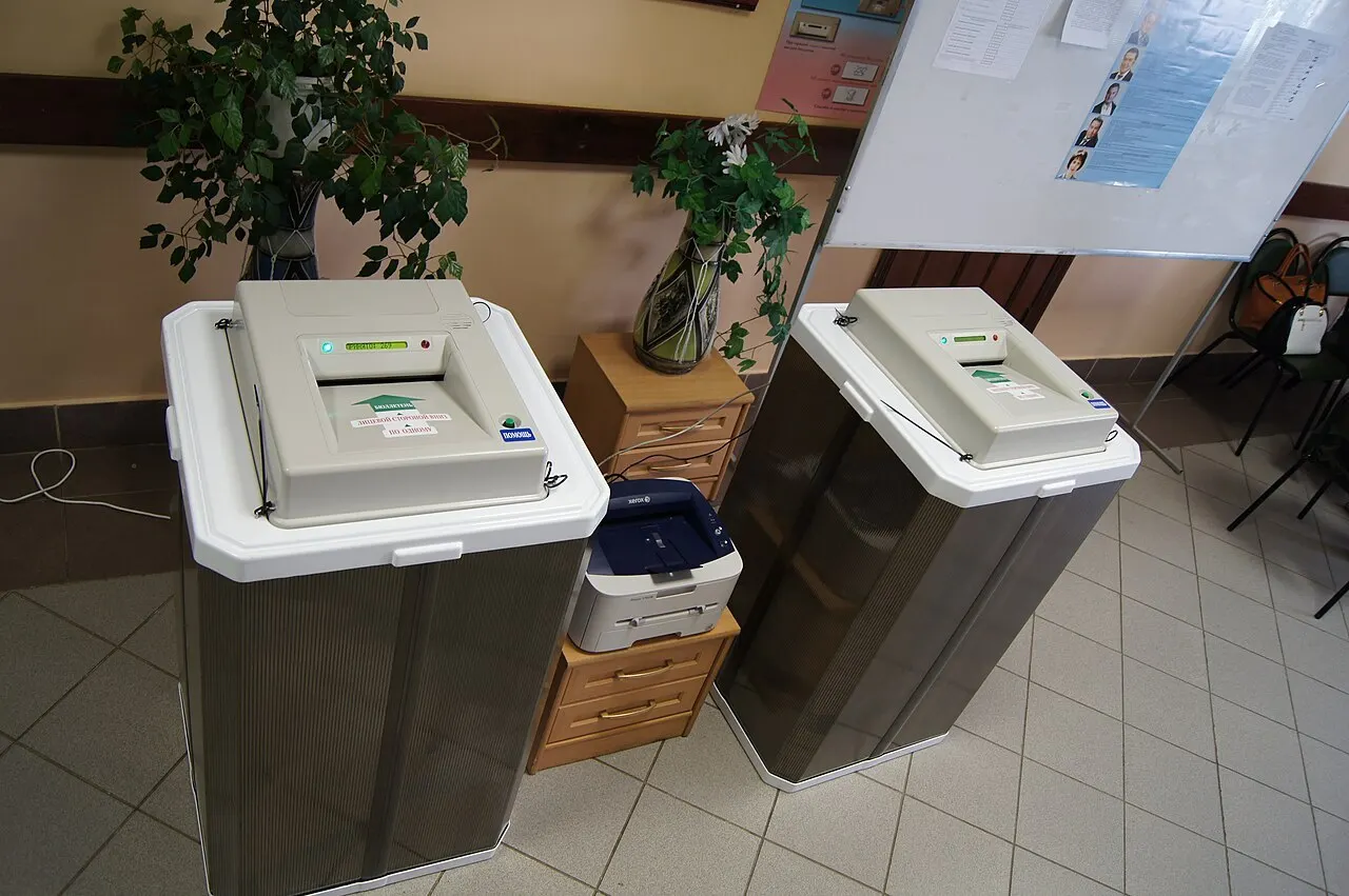 Из-за санкций по стране отменяется применение комплексов обработки бюллетеней на участках, включая Екатеринбург; техника устаревает, новые устройства не выпускаются.