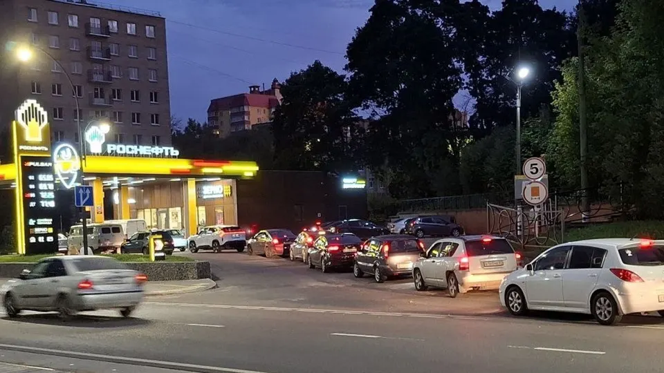 Топливный кризис вызывает повторные очереди на АЗС в нескольких регионах, затрагивая доступ к топливу и региональную экономику.