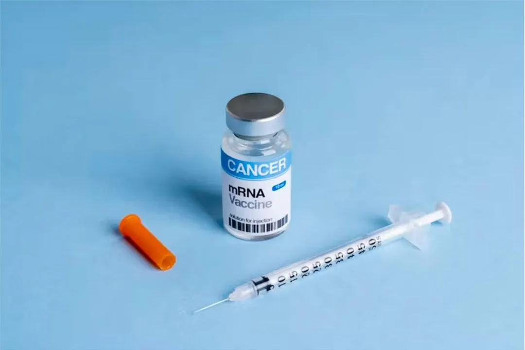Компании Moderna и Merck объявили об успешности персонализированной мРНК‑вакцины против меланомы, которая создаётся под опухоль каждого пациента; акции компаний резко поднялись на фоне новостей.