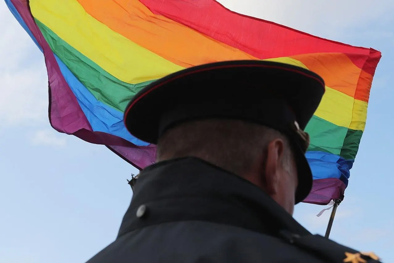 Дела о выдворении иностранцев за ношение женской одежды и лозунги, связанные с ЛГБТ, продолжаются как в столице, так и в регионах.
