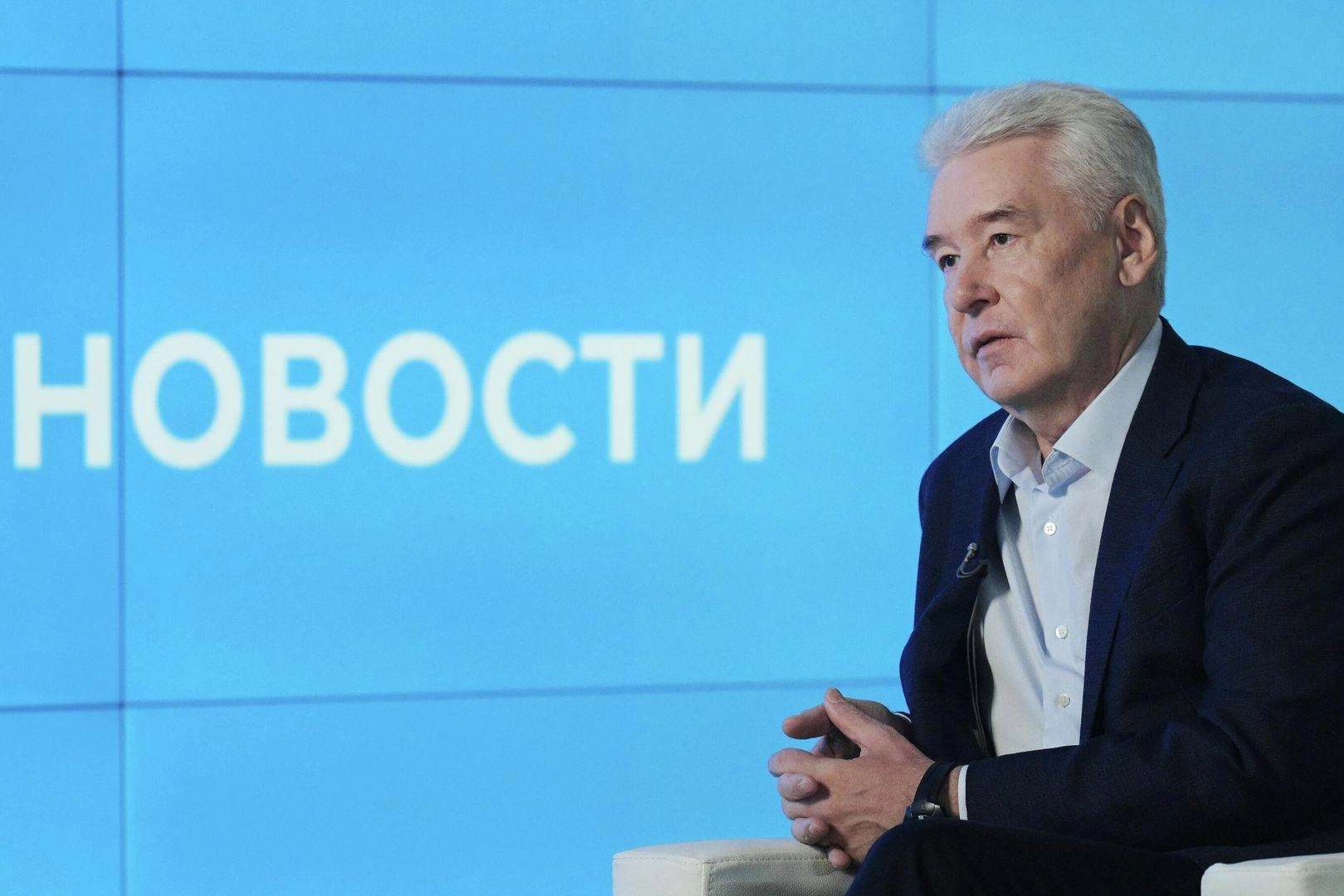 Мэр Москвы заявил, что призывы мобилизовать экономику на войну — неправильный путь, и подчеркнул важность мирной экономики; в материале также затрагиваются экономические прогнозы и топливный кризис.
