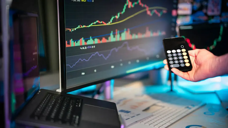 Глава банка сообщил, что Tether Limited сохраняет контроль над USDT и может замораживать средства, даже по указанию США. Обсуждаются планы развития собственных цифровых инструментов и влияние санкций на крипторынок России.