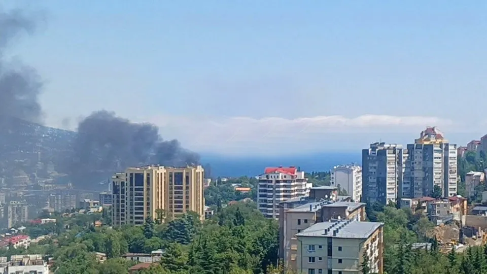 На ялтинской набережной произошла атака беспилотников, в результате чего возник пожар. Жителей призвали эвакуироваться и держаться подальше от окон.