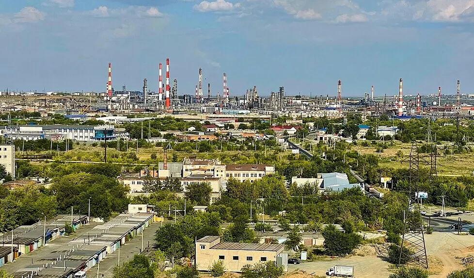 Орский НПЗ остановлен после удара беспилотников; восстановление может занять до полугода. Регион вводит ограничения на продажу топлива, позднее такой режим распространился на другие регионы. Россия начинает импорт бензина из Индии и Беларуси.