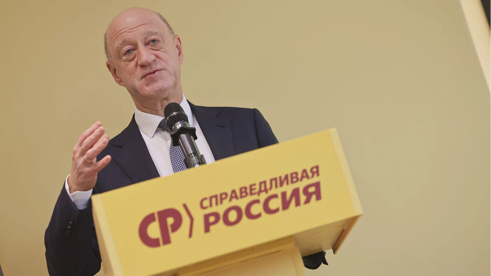 После травмы Миронова обсуждают варианты изменений в руководстве: Бабаков якобы получил поддержку на формирование партии под себя, Миронов может стать руководителем палаты или почётным лидером. Решение ожидается на ближайшем съезде.