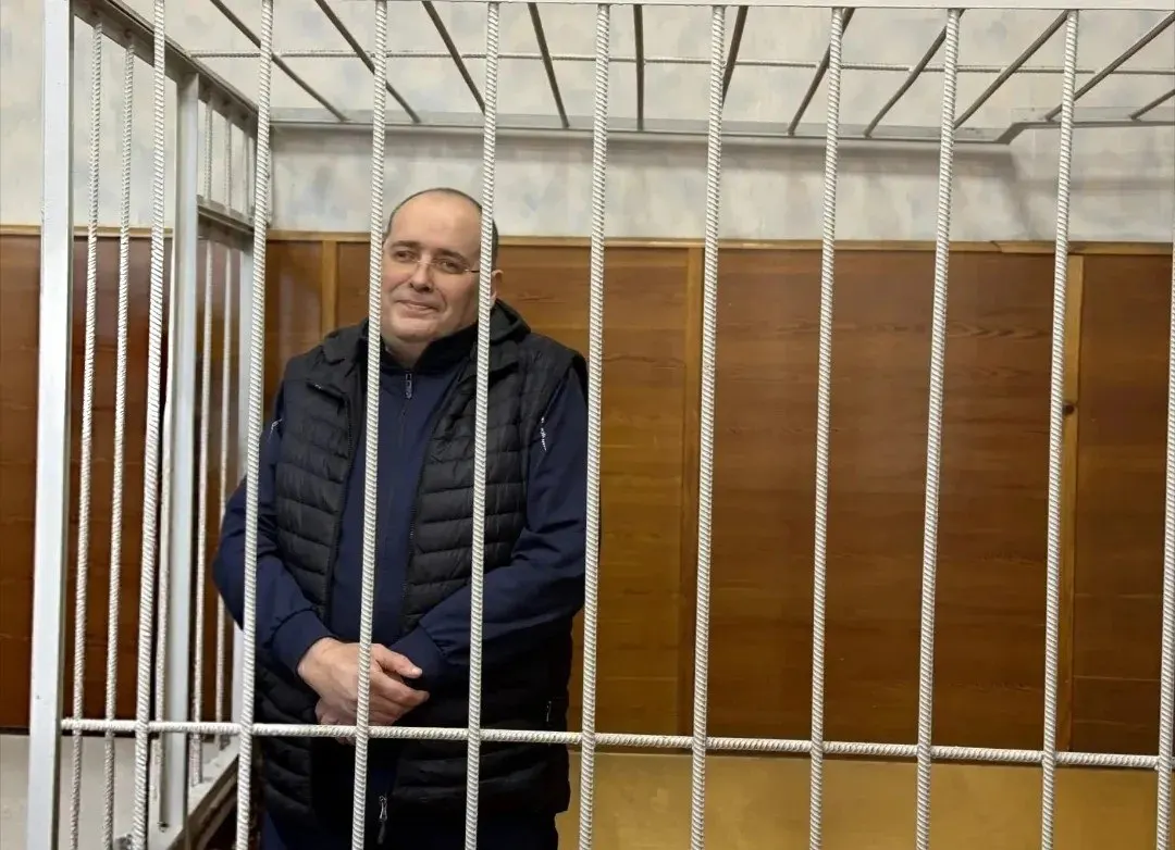 Экс-замминистра ЖКХ приговорили к 14 годам лишения свободы; по делу назначено 9 лет колонии строгого режима и штраф. Общий итог — срок до 14 лет и штраф почти 17 млн рублей. Взятки к министерству составили 4,41 млн рублей; лично он получил не менее 2,7 млн.