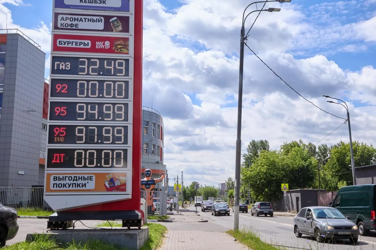 ФАС инициирует дела против продавцов топлива по стране из-за резкого роста цен; приведены масштабы и региональные примеры.