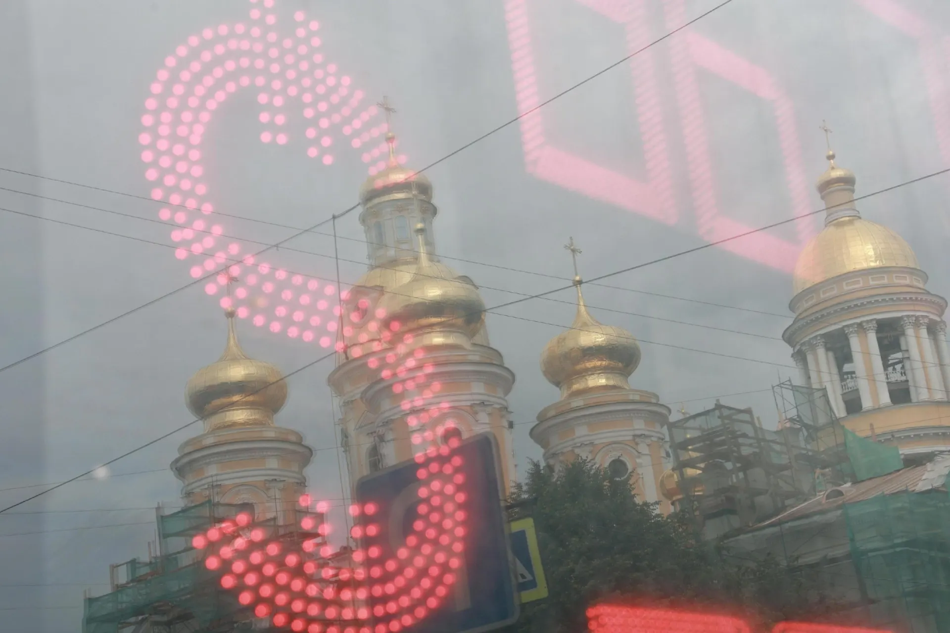 За лето рубль ослаб примерно на 25% к доллару. Эксперты оценивают, какие факторы влияют на курс и что ждать дальше.