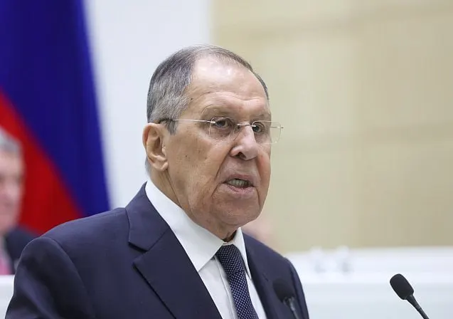 Министр иностранных дел указал на закрытие дипломатических учреждений после инцидента и назвал такие меры сигналом к повторению исторических конфликтов, что может привести к эскалации.