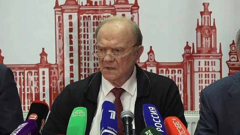 Лидер КПРФ заявил на брифинге о необходимости смены курса ради экономического и технологического развития России; он предупреждает о риске продолжения военного конфликта и кризиса.