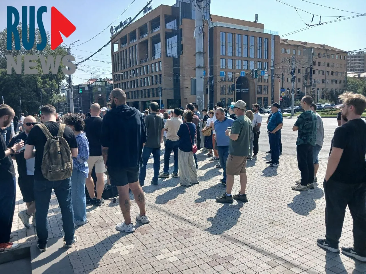 У посольства России в Ереване к 12:00 образовалась крупная очередь из избирателей; рядом проходит митинг около 100 человек.