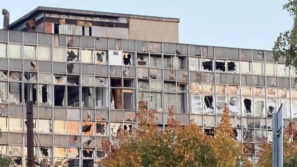 Ночной удар повлиял на два крупных химических завода в Центральном федеральном округе: пострадали Ефремовский завод синтетического каучука и связанные объекты; есть раненые и повреждения гражданской инфраструктуры.