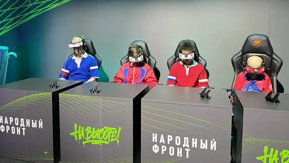 Новый норматив по управлению беспилотниками тестируется в шести регионах. В рамках проекта «На высоте!» школьники и студенты будут учиться управлять FPV-дронами, программировать их, собирать и ремонтировать.