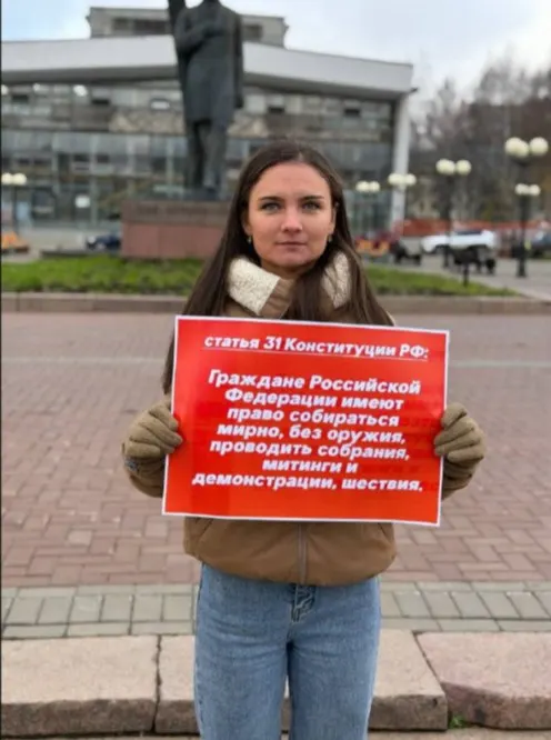 Госсовет Республики Коми уточнил правила публичных акций: организатор обязан письменно уведомлять уполномоченный орган за несколько дней до мероприятия, если участников не более 100 человек. Законопроект внесён на рассмотрение после митинга КПРФ.