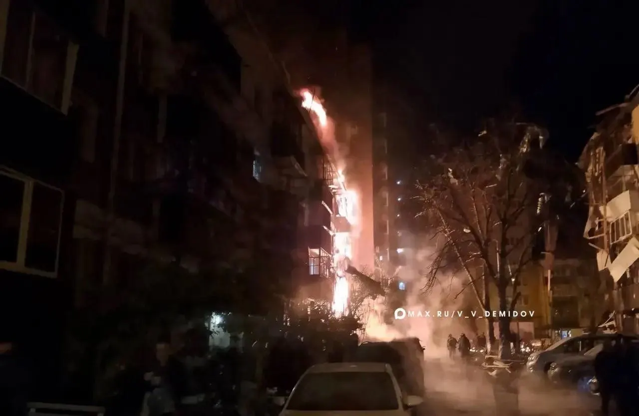 За ночь зафиксировано более 500 атак беспилотников; пострадали мирные жители, один человек погиб, зафиксирован пожар на парковке недалеко от Воронежа.